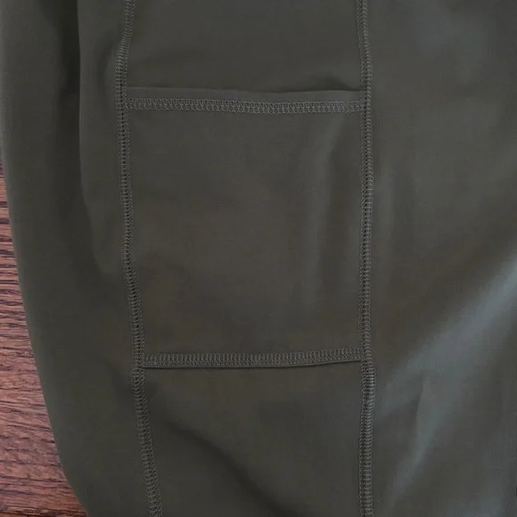 High-Waist Olive Capri Leggings with Side Pockets - Picture 3 of 5